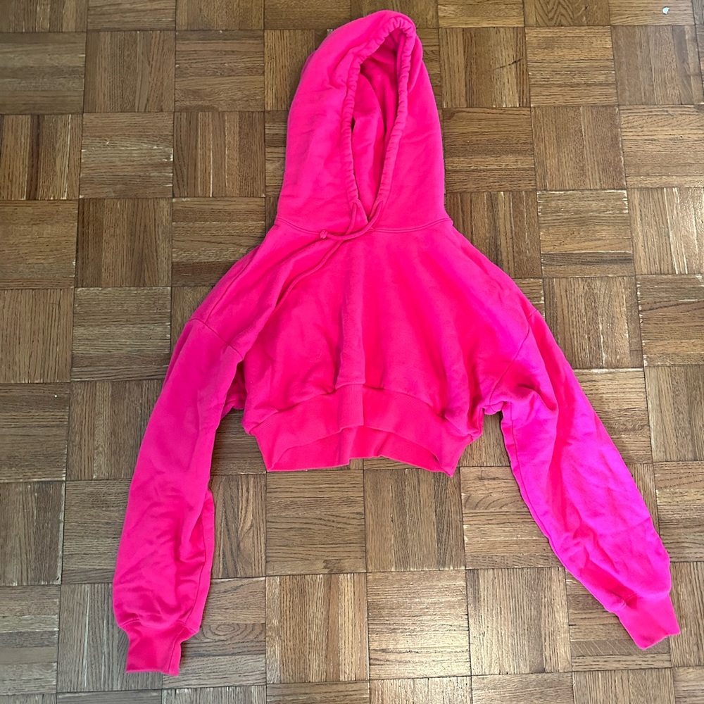 Aritzia TNA cropped hoodie / size M / pink